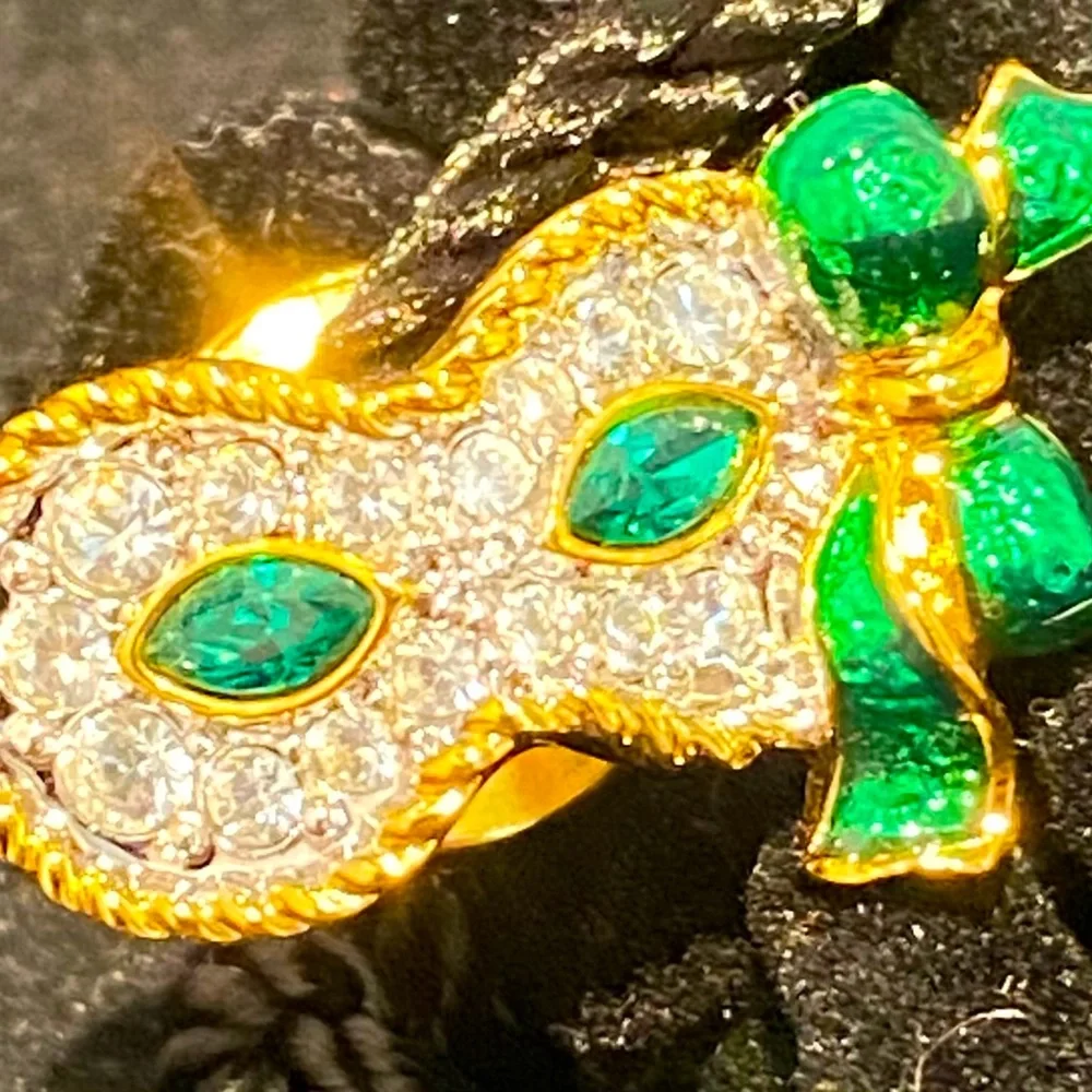 Swarovski Emerald‎ Color Mask Pin